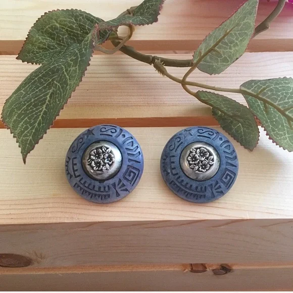 Vintage Round Blue Floral Engraved Clip On Earring