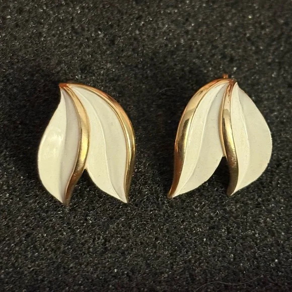 Vintage Crown Trifari White Enamel Gold Tone Leaf Clip-On Earrings‎ Signed