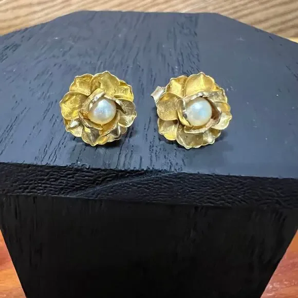 Vintage Delicate Gold Tone Flower Pearl‎ Earrings Unmarked Pierced Ears MCM