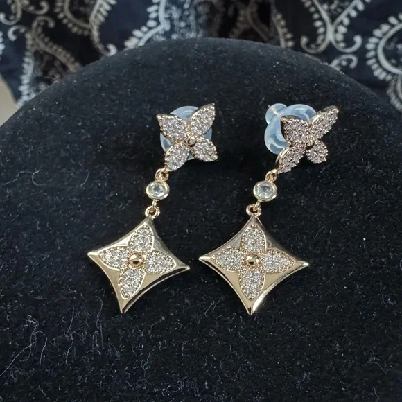 ❤️ Gold &‎ Rhinestone Fleur Dangle Earrings
