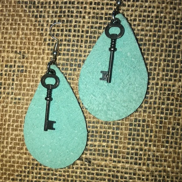 🛍Hand crafted‎ turquoise suede earrings