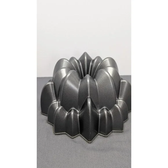 Wilton Dimensions Cascade Bundt Pan 2105-0550 10 Cup Cast Aluminum Bakeware
