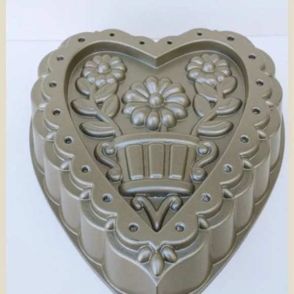 Williams Sonoma Nordic Ware Decorative Heart non-stick heavy aluminum cake pan
