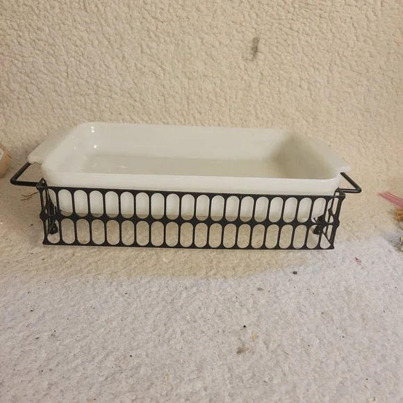 Anchor Hocking Casserole Dish Unisex 2qt White Excellent Milk Glass MCM 1431