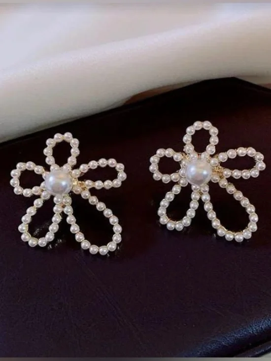 *** Delicate  Pearl Flower Statement Earrings - White Pearls