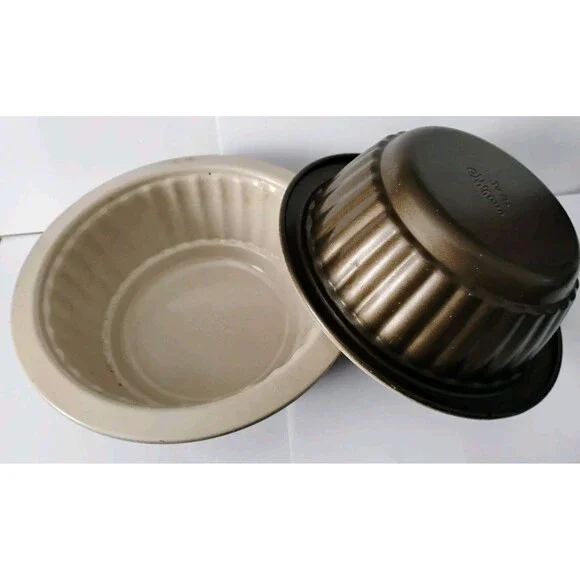 Two Wilton Oven to Table 24 oz Round Baking Pans Fluted Nonstick Casserole Lot