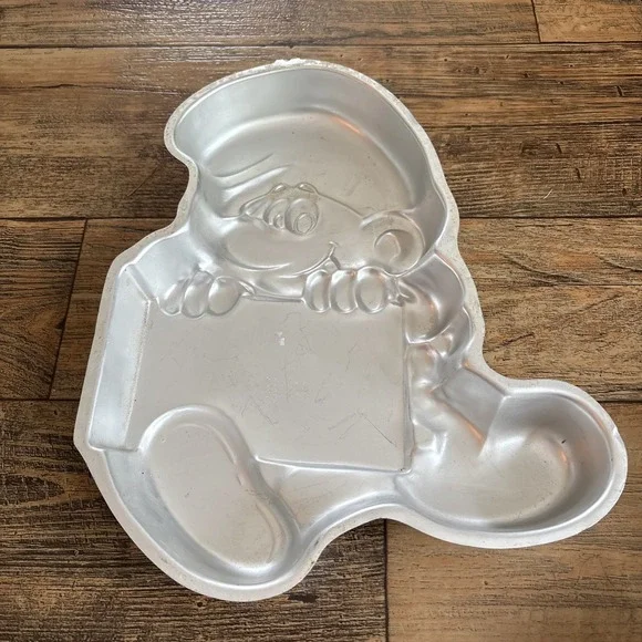 1983 Wilton Smurf Cake Pan Aluminum Mold Wallace Berrie Korea Vintage
