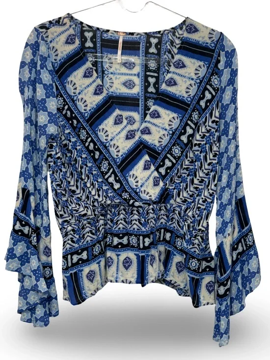 🫐▫️Free People Blue and White Boho V-Neck Printed Flowy bell sleeve blouse ▫️🫐