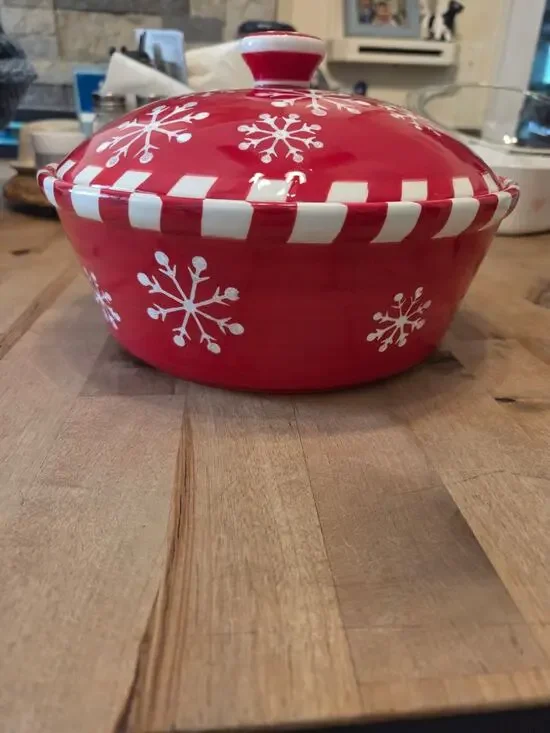 Temp-tations By Tara Red Snowflake 2-Quart Covered Casserole Dish