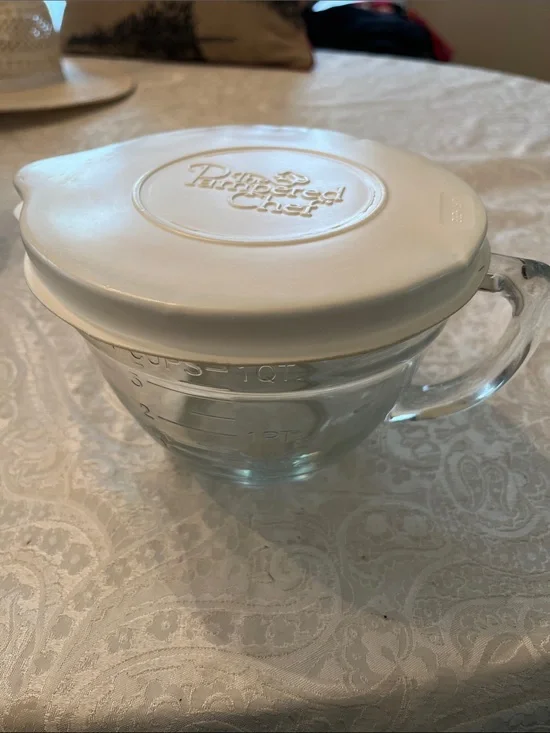 Pampered Chef 4-cup (1-quart) glass measuring and mixing batter bowl with a whit