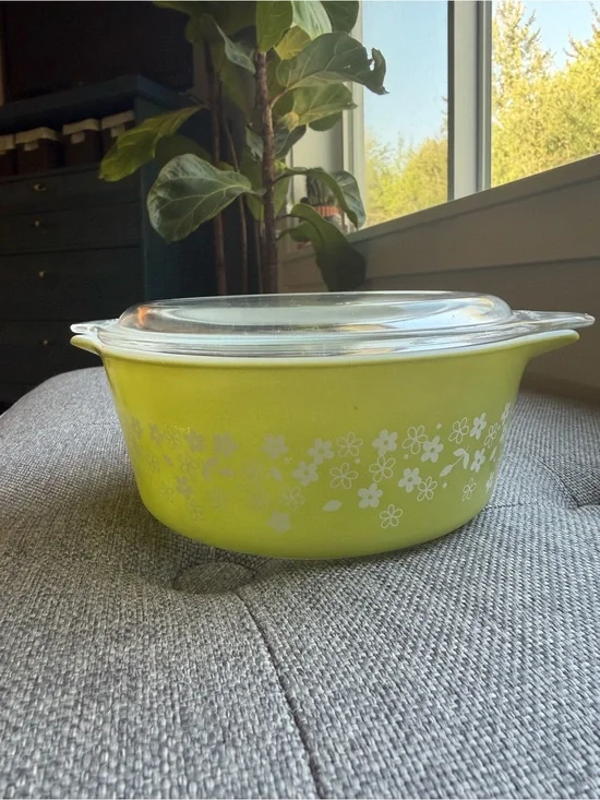 Pyrex Lime Green Glass Casserole - Crazy Daisy #472-b 1.5 pint