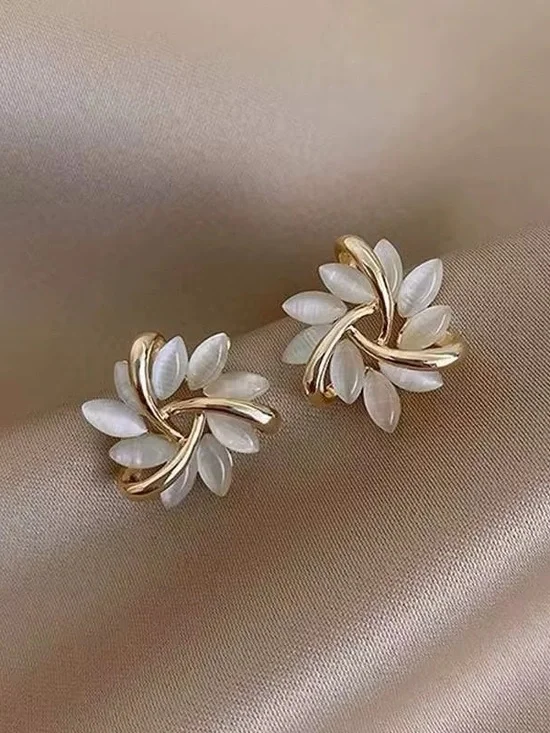 ***Elegant White Floral Gold-Tone Stud Earrings