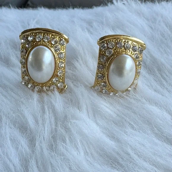 Vintage Gold Tone Rhinestone Clip‎ on Earrings