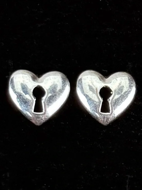 Beautiful vintage, Silvertone heart keyhole pierced earrings