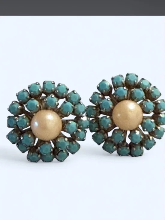 Vintage-Inspired Turquoise Flower Cluster clip on Earrings with pearl Center