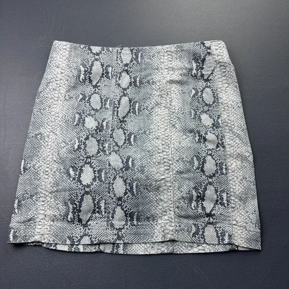 Free People Women's Size 8 Gray Snakeskin Bodycon Mini Skirt Stretch Casual Fit