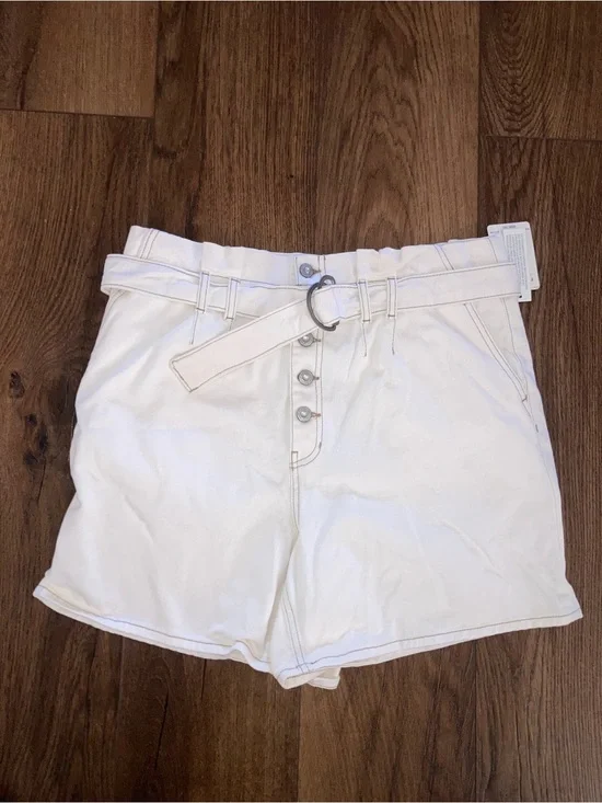 Free people women’s High-Waist White Belted denim Shorts new size 10