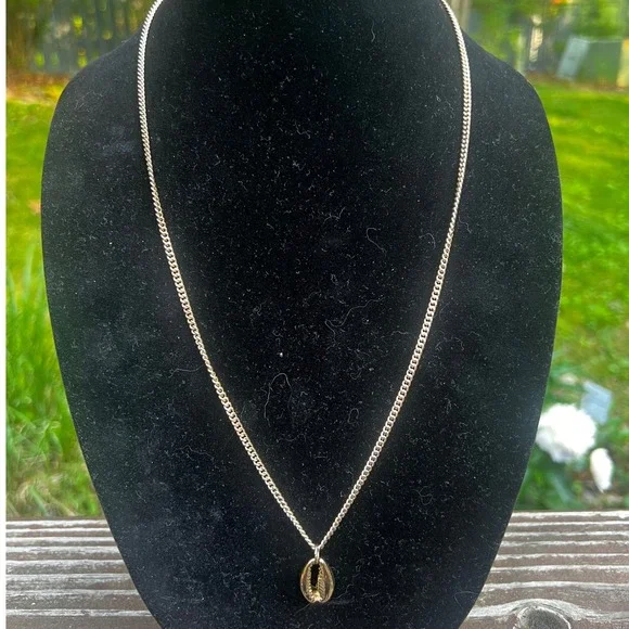 Vintage Gold Tone Cowrie Shell Pendant‎ Curb Chain Necklace Beachy Coastal Boho