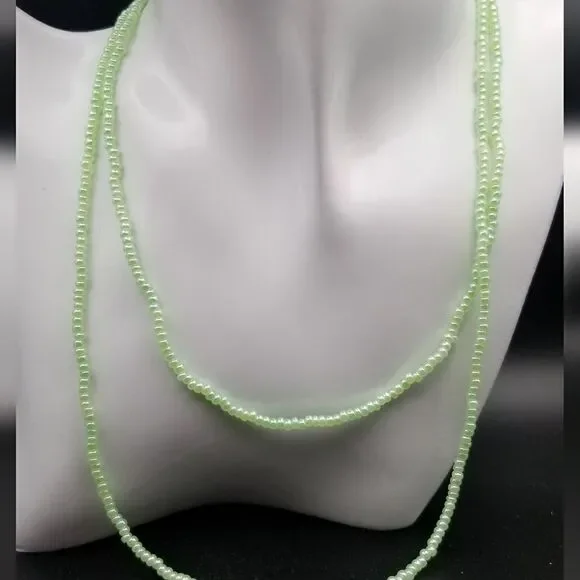 Gorgeous flowing green seed beaded necklace. N133