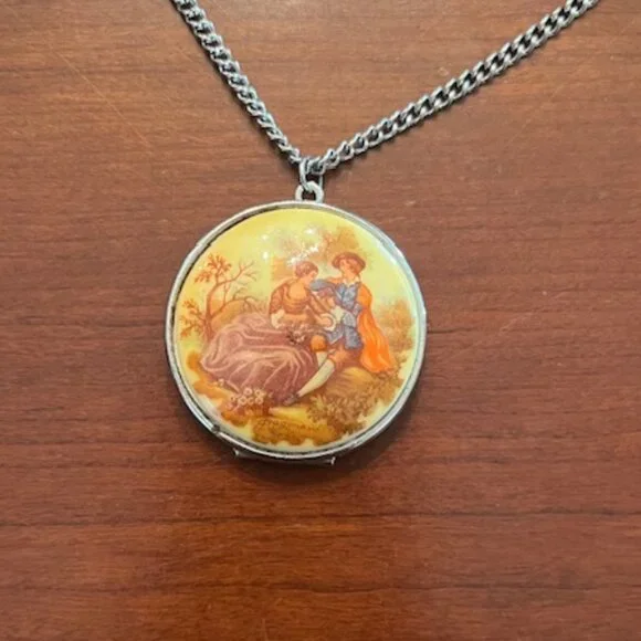 Vintage Round Fragonard Locket Pendant with 24