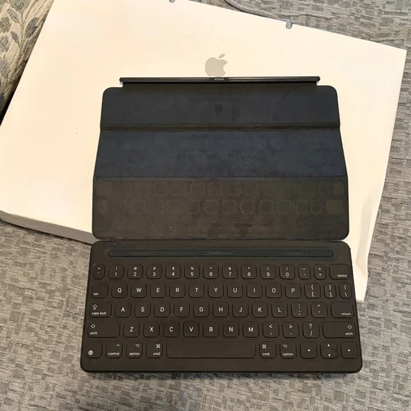 Smart Keyboard for iPad 7th generation and iPad Air 3rd generation - US English