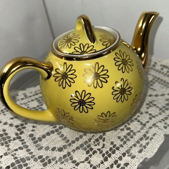 Vintage Hall yellow “French Daisy “tea pot