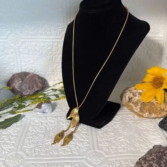 Vintage Gold Tone Y Drop Rope Chain Gold Brush‎ Leaf Pendant Bolo Style 16”- 19”