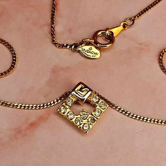 ✨️Givenchy G Logo Vintage Gold Tone & Crystal Pendant Necklace✨️