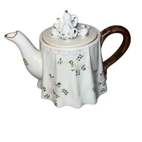 Farmhouse Girl whimsical teapot by the Bombay Company removable tea‎ party lid