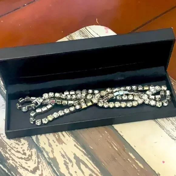 *So Marilyn* Gorgeous Costume Tennis Necklace Approx 24” Long