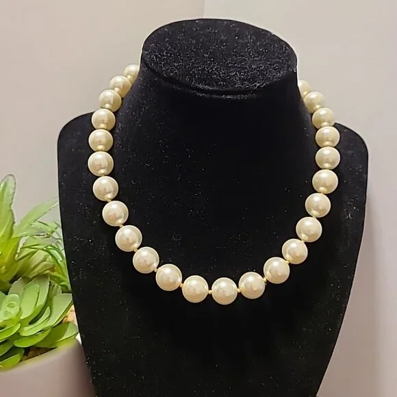 George White Beaded‎ Bib Necklace Ladies Pre-Owned Vintage Dressy Date Night