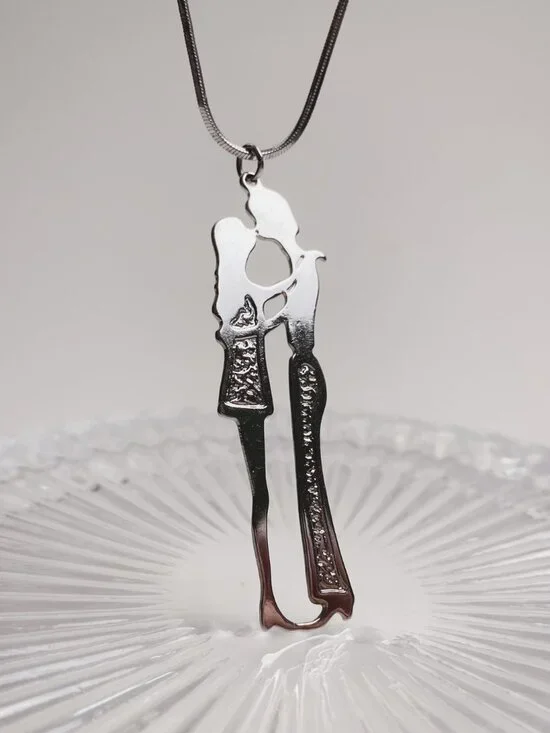 Kissing Couple Retro 60's Vibe Hippie Silver Tone Silhouette Pendant Necklace