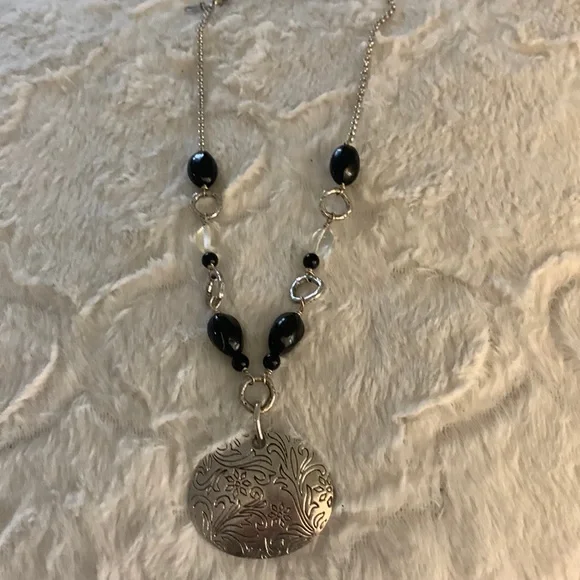 LIA SOPHIA ETCHED SILVER‎ TONE FLORAL PENDANT BLACK SILVER NECKLACE