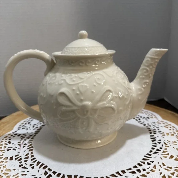 Skye McGhie Eternity White Embossed Floral Teapot 32 Oz Ceramic w Lid Vintage