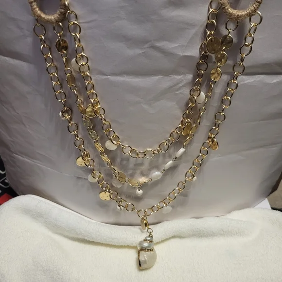 BEAUTIFUL HANDMADE GOLD TONE SHELL STATEMENT NECKLACE