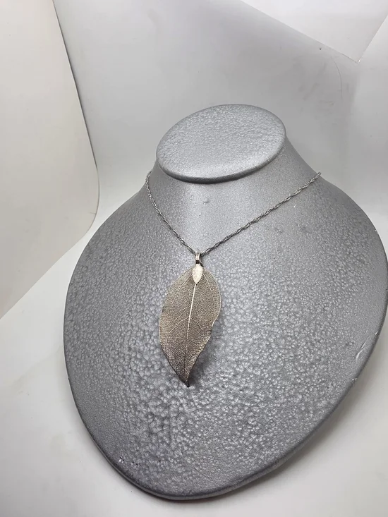 Delicate Silver Leaf Pendant Necklace - Women Jewelry