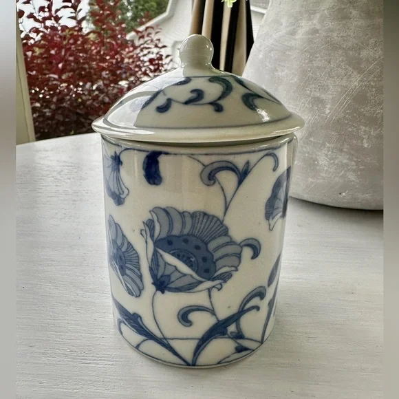 VINTAGE, BLUE & WHITE CHINOISERIE TEA/COFFEE CUP WITH LID.
