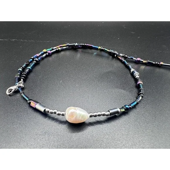 17” Y2K Hematite Necklace Iridescent Glass Beads White Rice Pearl Center