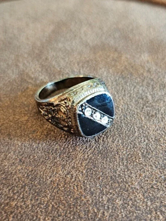 Men's vintage signet ring Gold Tone w/an imitation black onyx Sz 9