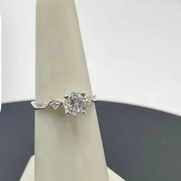 Designer Solitaire CZ Sterling Silver Sz 7 makers mark 2 grams Engagement‎  Ring