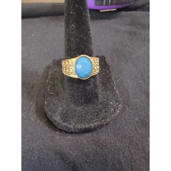 Vintage Gold Toned Rhinestone Ring with Blue Center - Size‎ 7