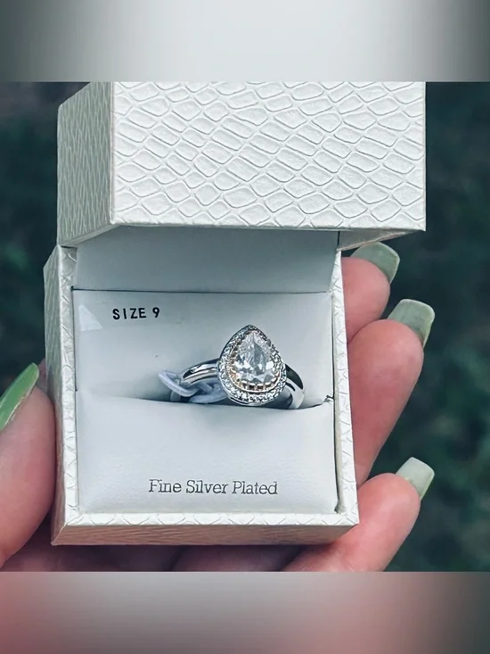 NWT Silver  Teardrop Halo Ring