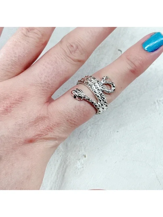 839mc. Goldtone Snake Ring 8.5