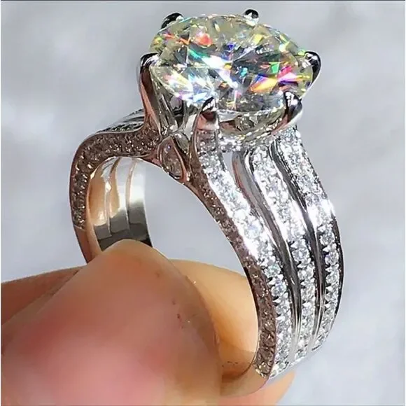 Ladies Simulated Diamond 6 prong setting wedding ring sz 6