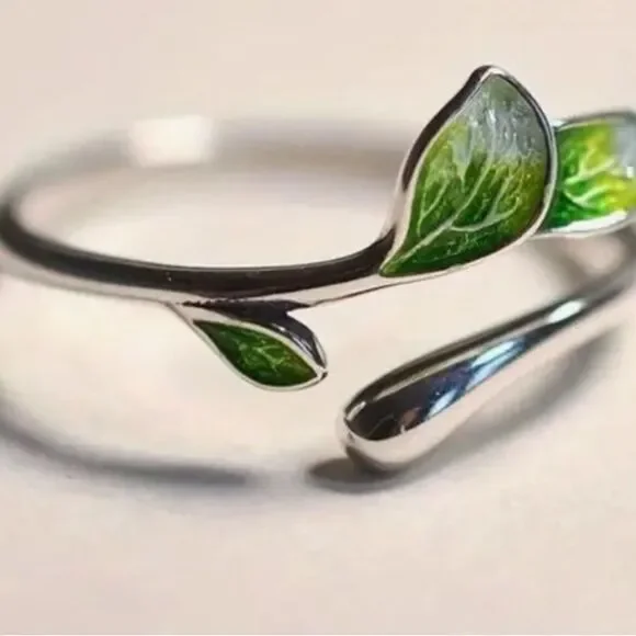 Adjustable Green Leaf Ring – Nature-Inspired Elegance for Every Hand
