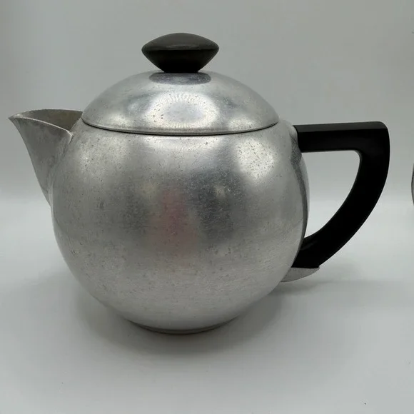 Vintage Mirro Aluminum Teapot Round‎ Silver Tone Tea Pot 1-1/2 qt. USA MCM