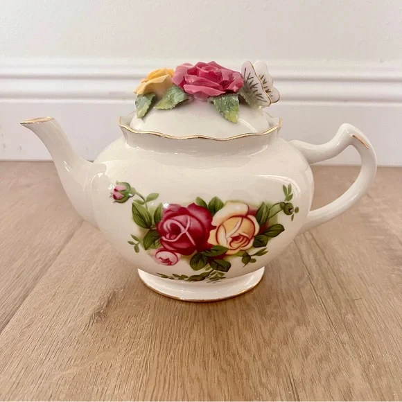 Royal‎ Albert Old Country Roses Teapot with Butterfly & Roses on Lid Vintage