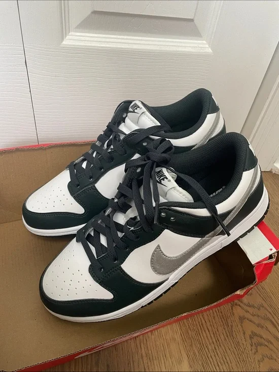 Nike Dunk Low women’s 10. Men’s 8.5 Seaweed/Metallic Silver-White IO7450-364