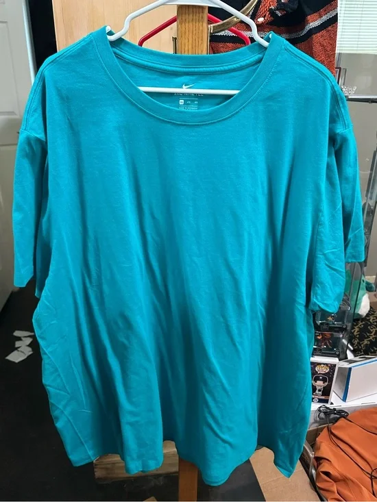 NWOT The Nike Tee Solid Teal Short Sleeve T-Shirt