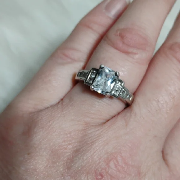 SALE! Stunning 925 Sterling Silver Women's Ring with Clear CZ Gemstones Sz.8